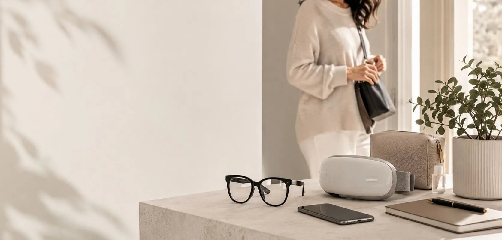 Composizione lifestyle con occhiali smart, accessori quotidiani e prodotto benessere Yu Vibe Studio
